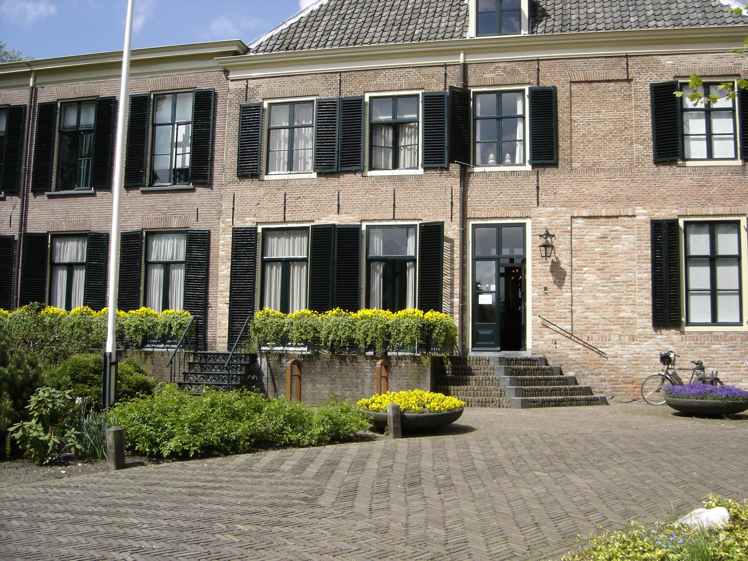 Foto: ingang gemeentehuis Rozendaal