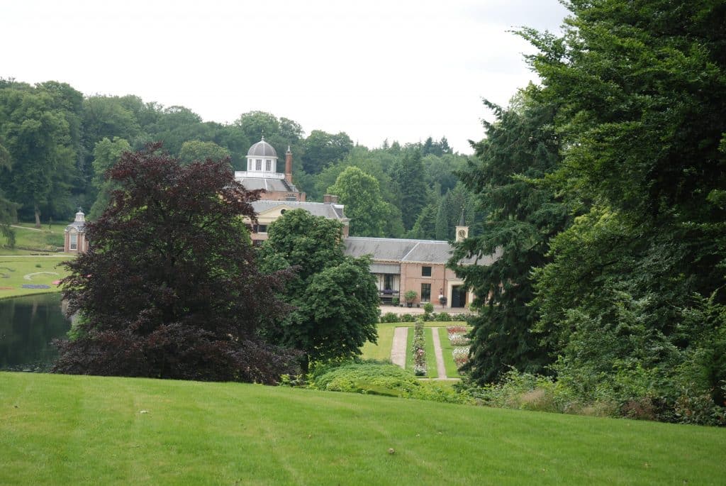 Foto: Uitzicht vanaf Bistro bar Beaune op kasteel Rosendael