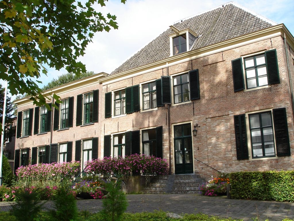 Foto: ingang gemeentehuis Rozendaal